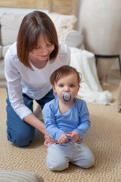 Foto gratuita inquadratura completa madre e bambino a casa