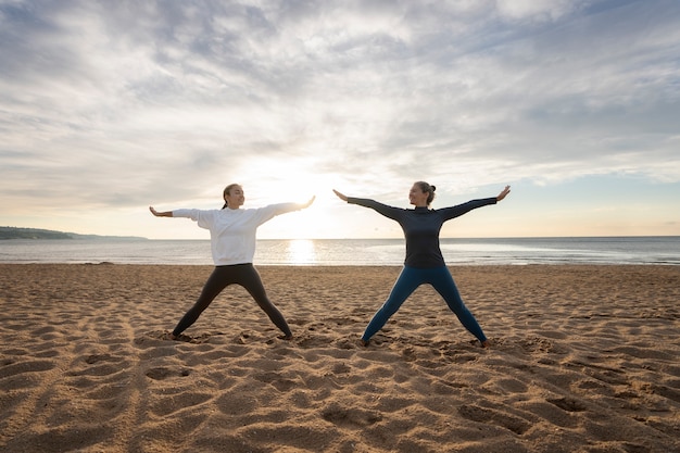 Foto gratuita madre e figlia del colpo pieno che fanno yoga