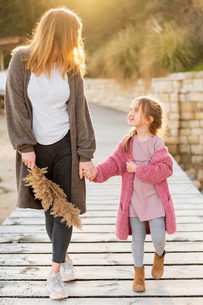 Free photo full shot of mother and daughter