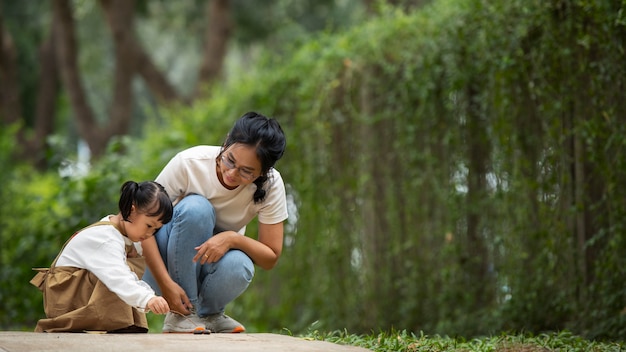 Foto gratuita madre e ragazza a tutto campo in natura