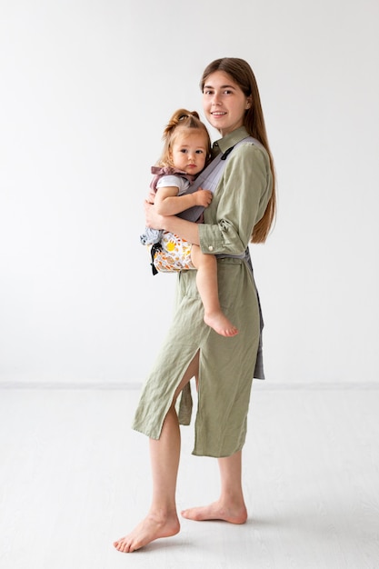 Free photo full shot mother and girl posing