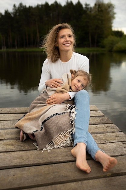 Foto gratuita madre e figlio a tutto campo all'aperto