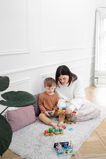 フルショットの母と子が遊んでいます