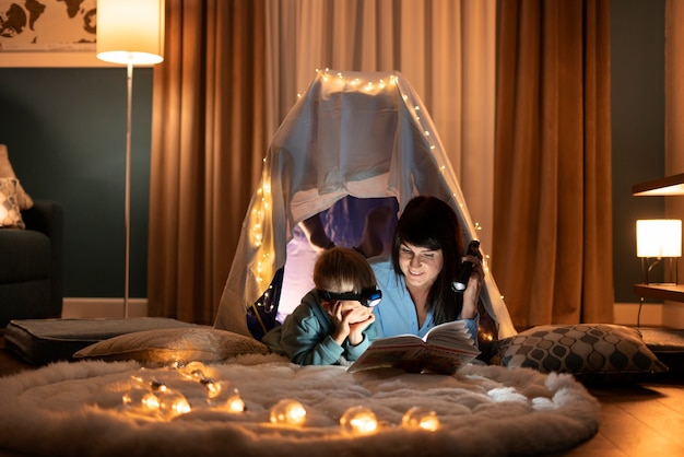 Foto gratuita madre e figlio a tutto campo con il libro