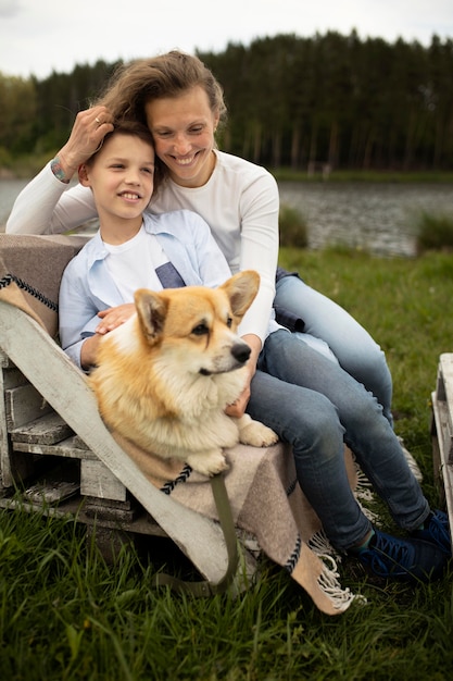Foto gratuita madre e figlio a tutto campo con il cane