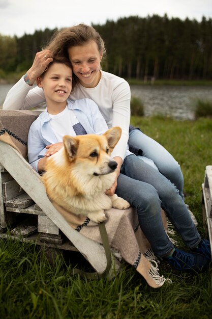 フルショットの母と犬と子供