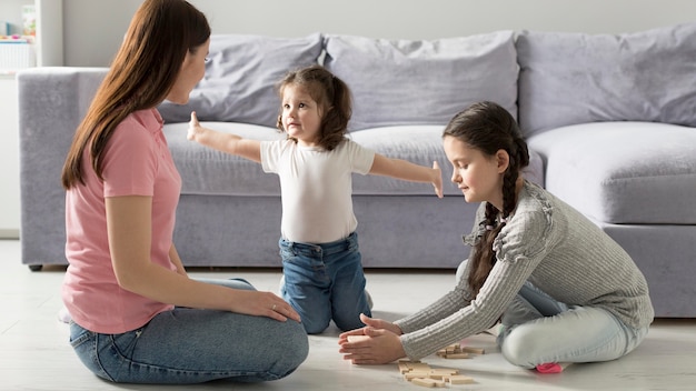 Foto gratuita full shot madre e bambini che giocano