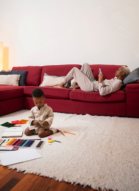 Free photo full shot mother laying on couch