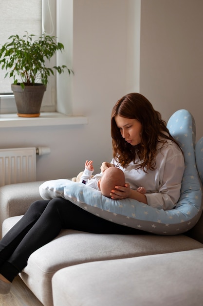 Free photo full shot mother with baby at home