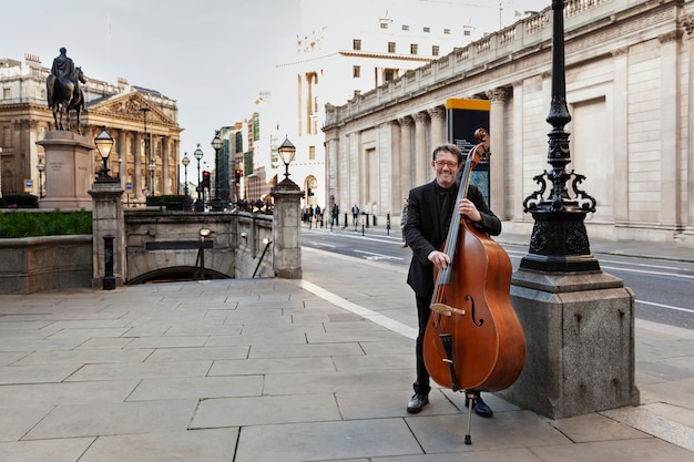 Musicista a tutto campo che suona il contrabbasso