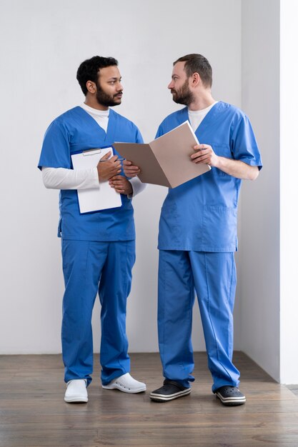 Full shot nurses discussing at work