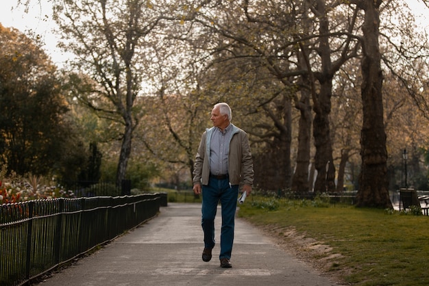 Foto gratuita uomo anziano a figura intera che fa una passeggiata