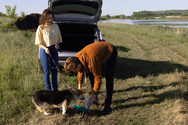 犬の水を与えるフルショットの所有者