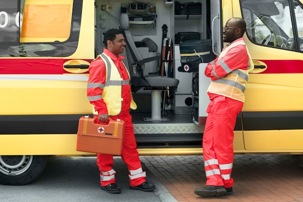 Full shot paramedics chatting