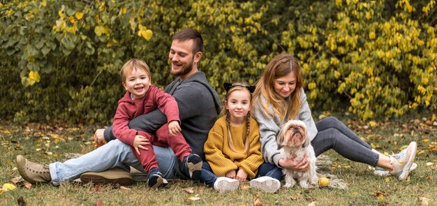 フルショットの親、子供、犬の屋外