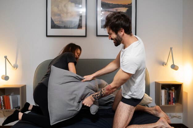 Полный бой партнеров подушками дома