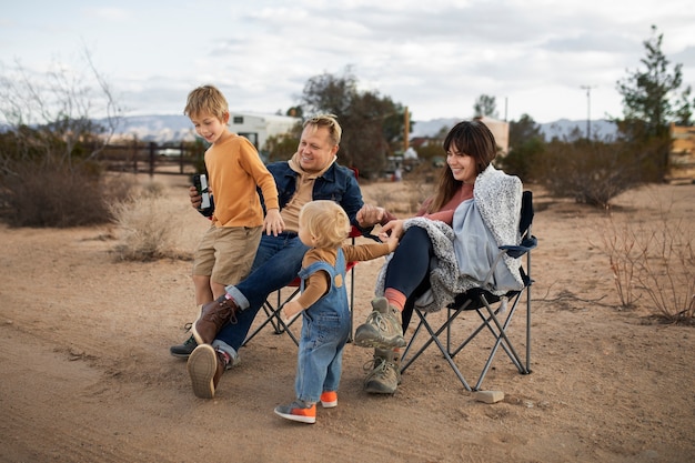 Free photo full shot partners sitting on chairs outdoors