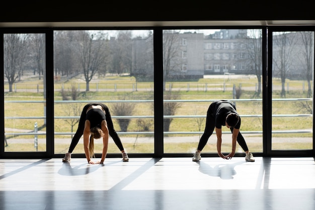 Free photo full shot people in barre group class