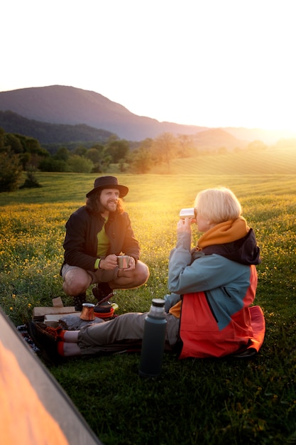 Foto gratuita persone a tutto campo che bevono caffè insieme