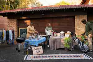 Foto gratuita persone a figura intera alla svendita di garage