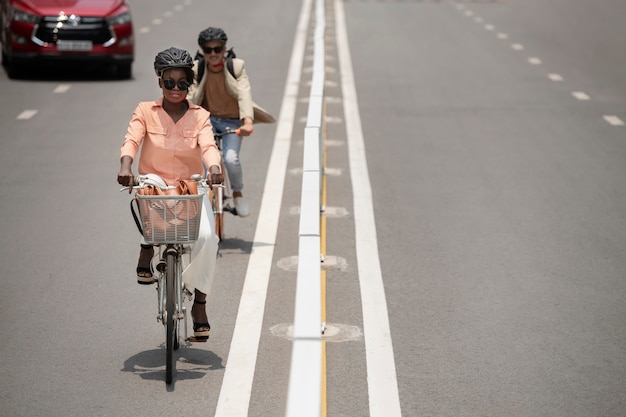 Foto gratuita persone a tutto campo che vanno a lavorare in bicicletta