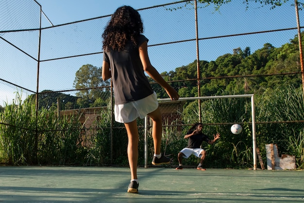 Foto gratuita persone a figura intera che giocano a calcio