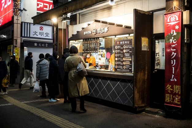 食べ物のために並んでいるフルショットの人々