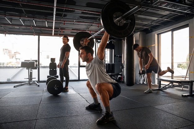 Persone a tutto campo che si allenano in palestra