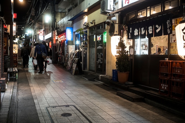 Полный снимок людей, идущих по японской улице