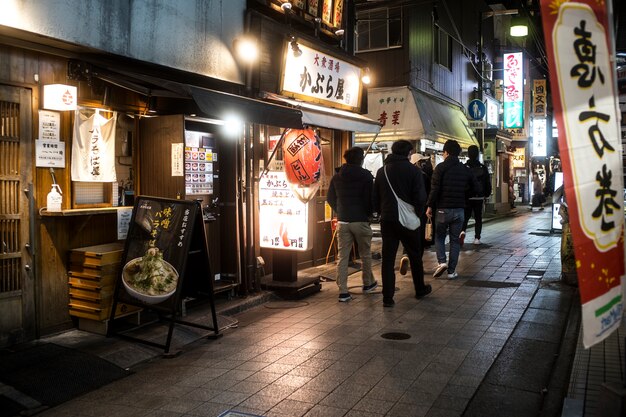 夜に歩くフルショットの人々