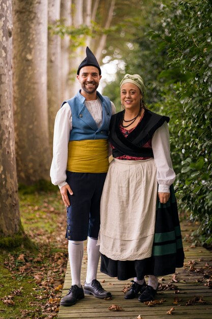 無料写真 伝統的な服を着たフルショットの人々