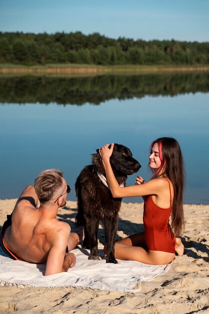 Persone a tutto campo con il cane sulla spiaggia