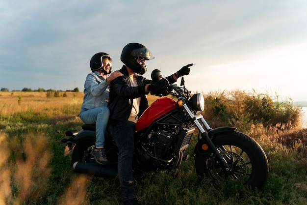 Foto gratuita persone con moto in piena ripresa all'aperto