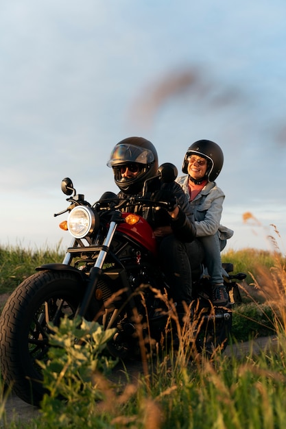 無料写真 野外でモーターバイクに乗った人々の写真