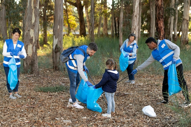 Foto gratuita persone a tutto campo che lavorano insieme