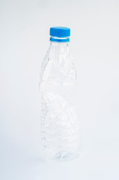 Полный выстрел пластиковая бутылка на сером фоне