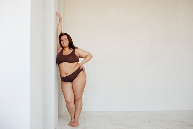 Foto gratuita modello a figura intera plus size in posa in studio