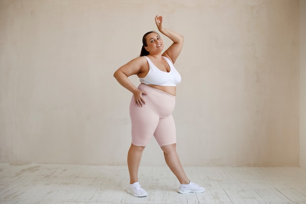 Foto gratuita modello a figura intera plus size in posa in studio