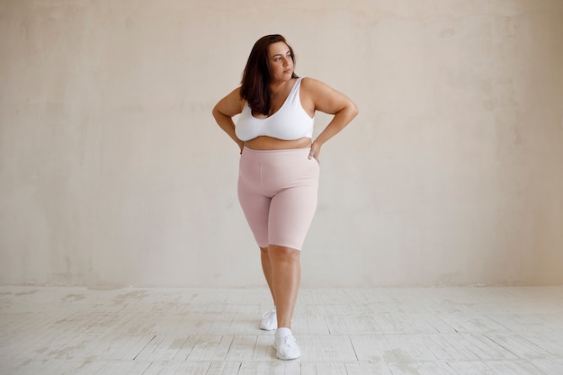 Foto gratuita modello a figura intera plus size in posa in studio