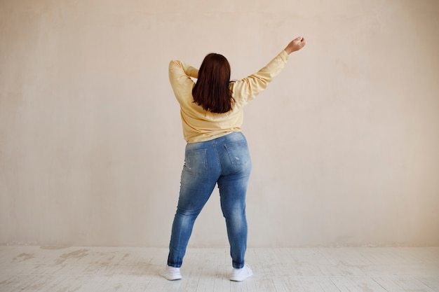 Modello a figura intera plus size in posa in studio