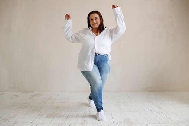 Free photo full shot plus size model posing in studio