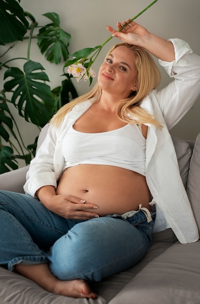 실내에서 시간을 보내는 임신한 여성