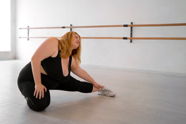 Foto gratuita allenamento per ballerini professionisti plus size a tutto campo