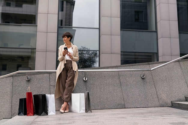 屋外でのフルショットの金持ちの女性