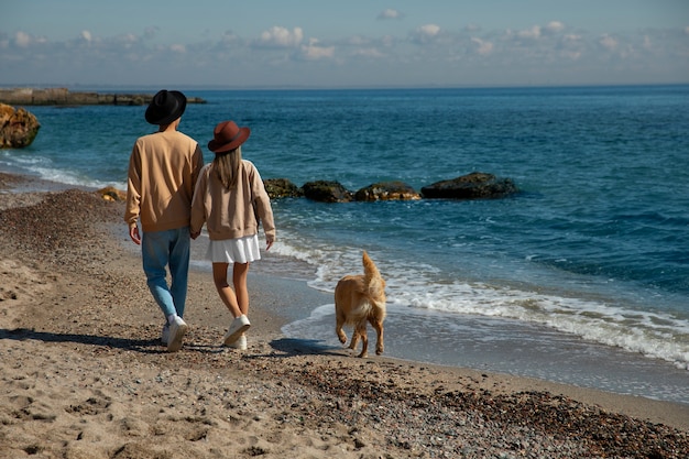 海辺でフルショットのロマンチックなカップル