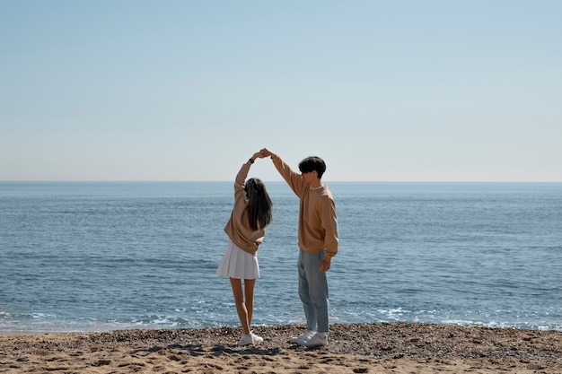 Full shot romantic couple at seaside