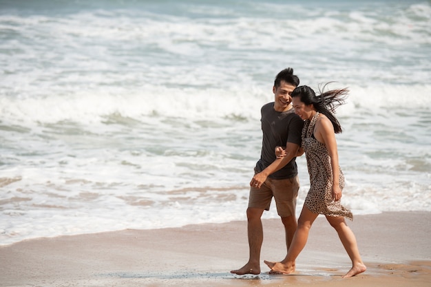 Foto gratuita coppia romantica a tutto campo in vacanza