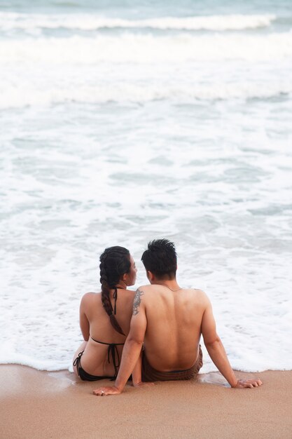 Full shot romantic couple in vacation