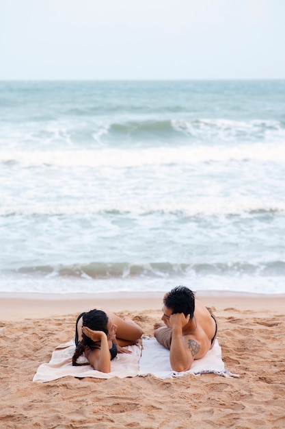 Full shot romantic couple in vacation
