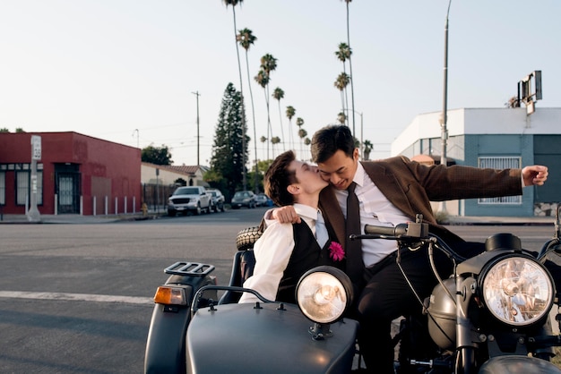オートバイとのフルショットのロマンチックなカップル